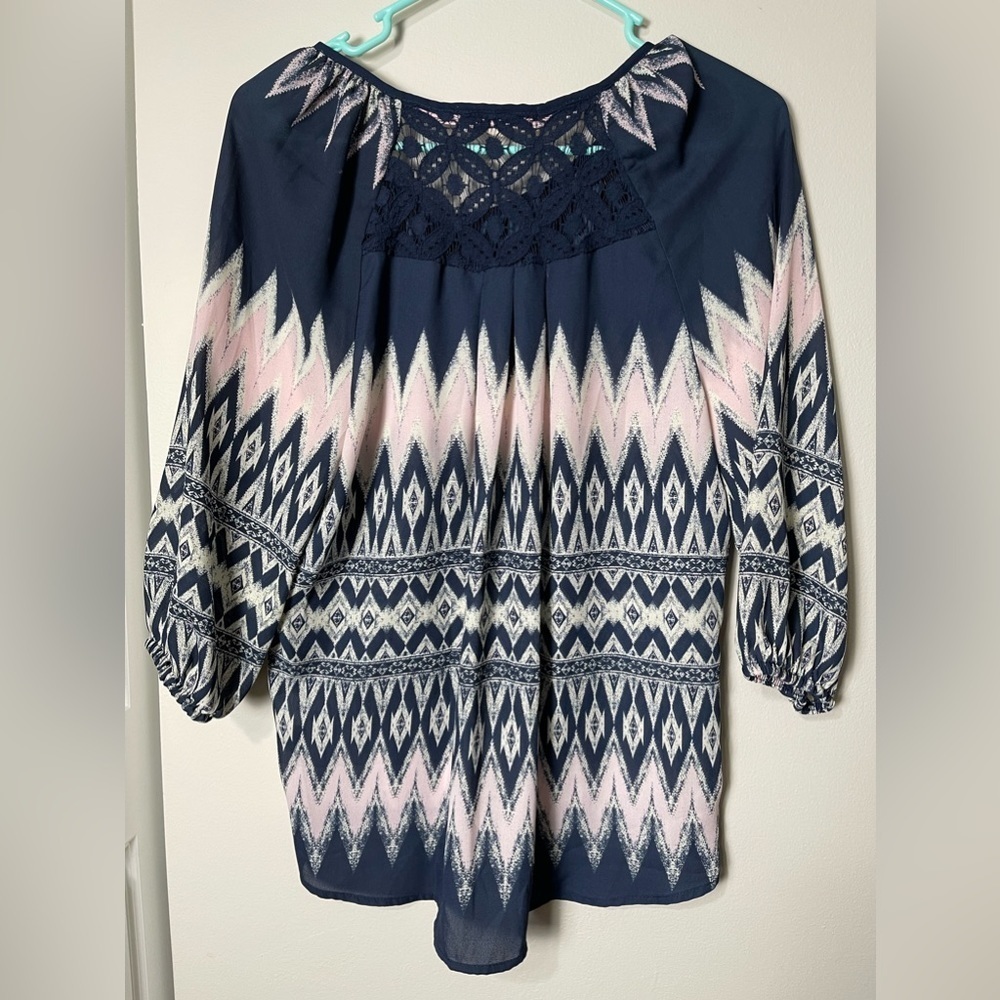 Jolt NWOT 3/4 Sleeve Hi-Low Chevron Blouse - Picture 5 of 7